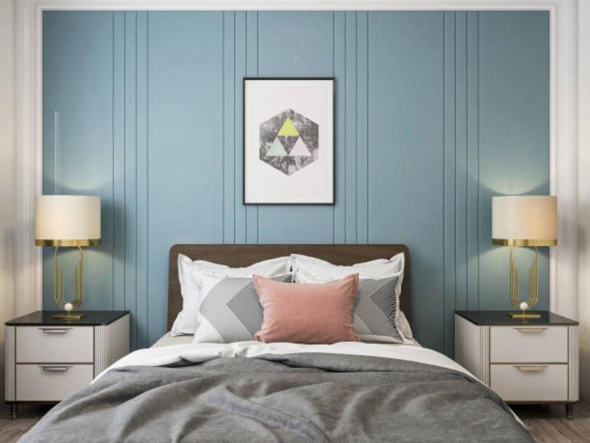 Dormitorio acogedor con decoración en tonos fríos.