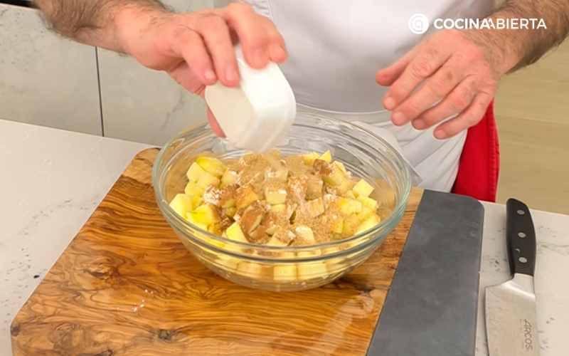 Mezcla la manzana con la harina