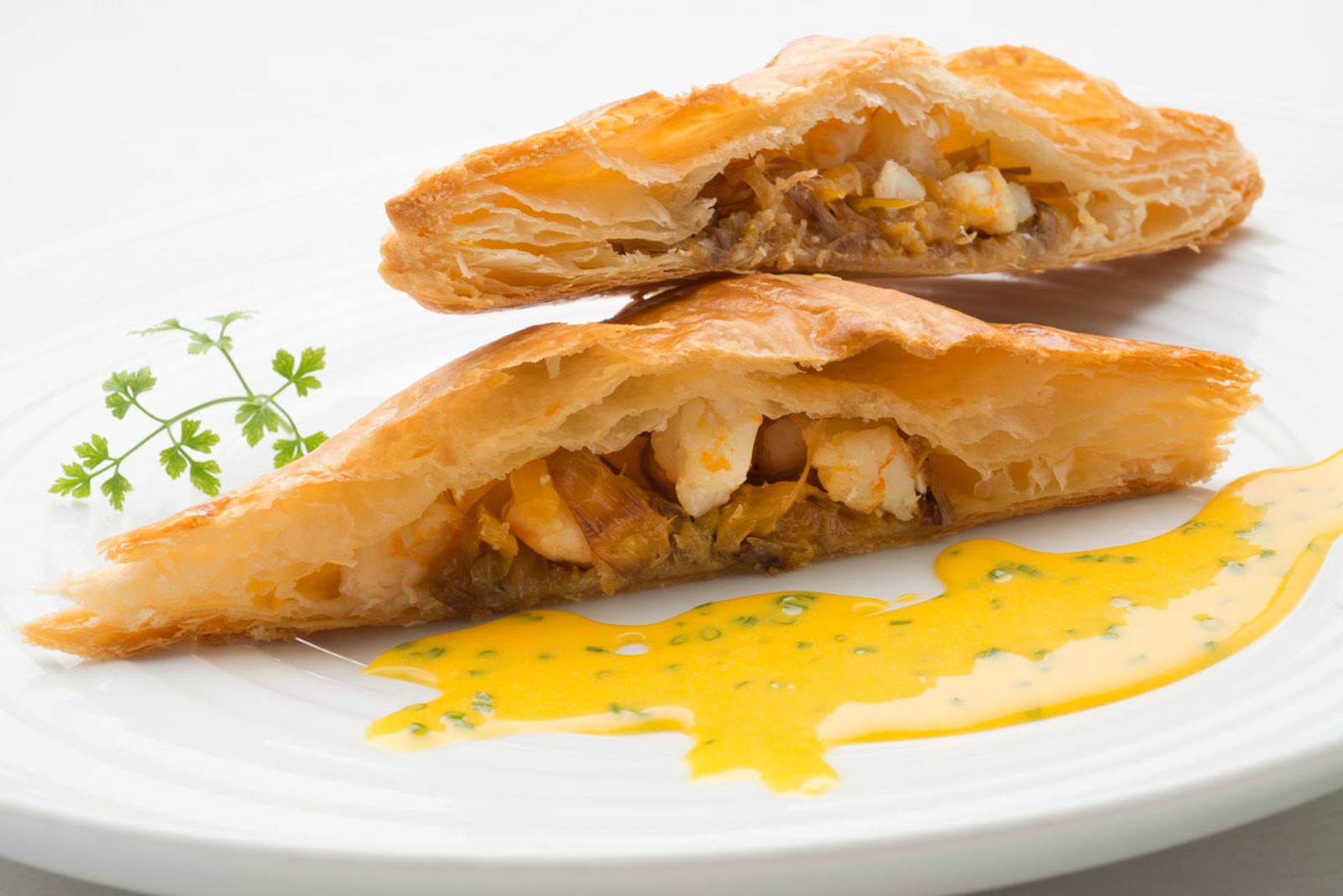 5469 1 Hojaldres de marisco con salsa holandesa (854) xl