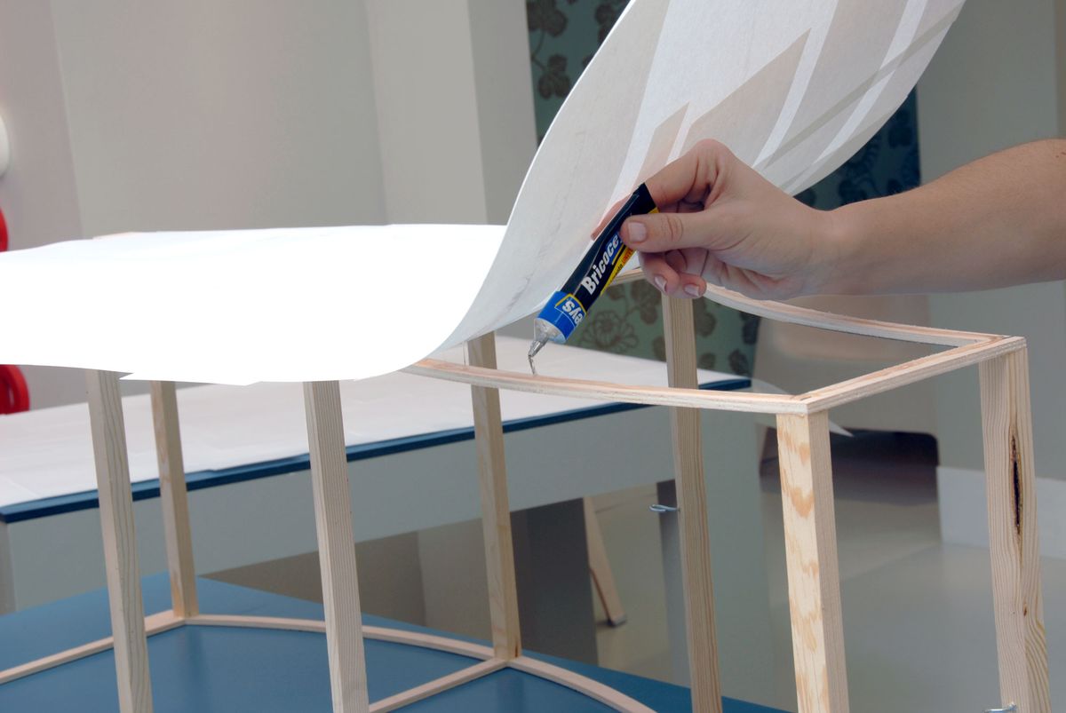 Cómo hacer una lámpara de pie de madera y papel paso 9