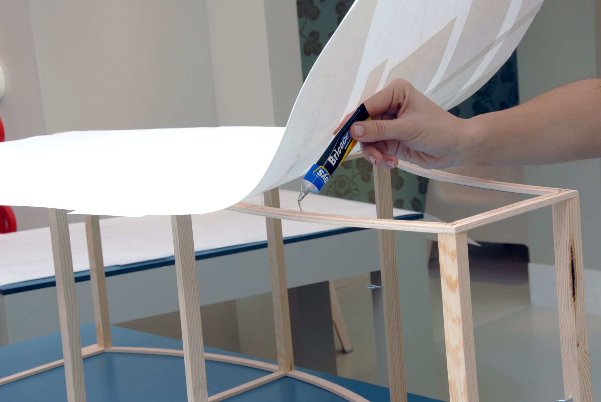 Cómo hacer una lámpara de pie de madera y papel paso 9