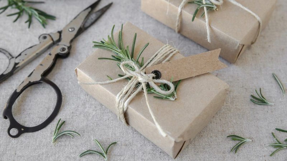 Ramas de romero decorando el regalo