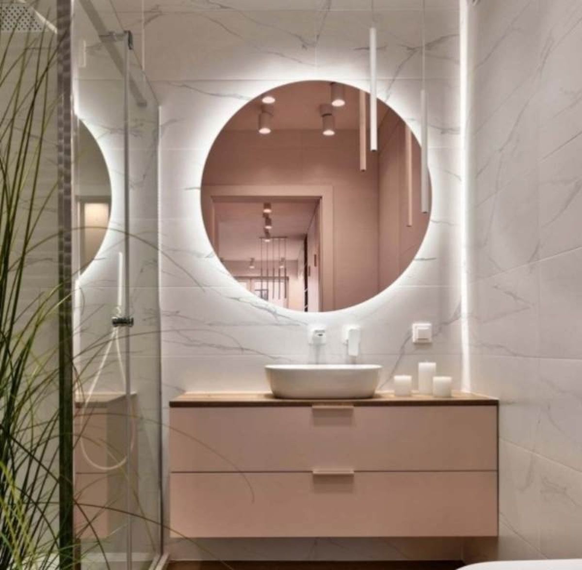 Espejo retroiluminado en el baño