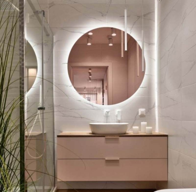 Espejo retroiluminado en el baño