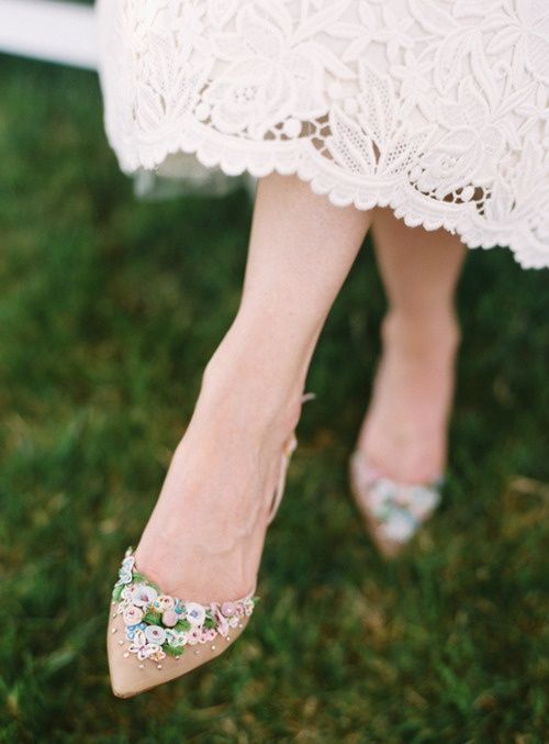 Zapato nude con flores para novia