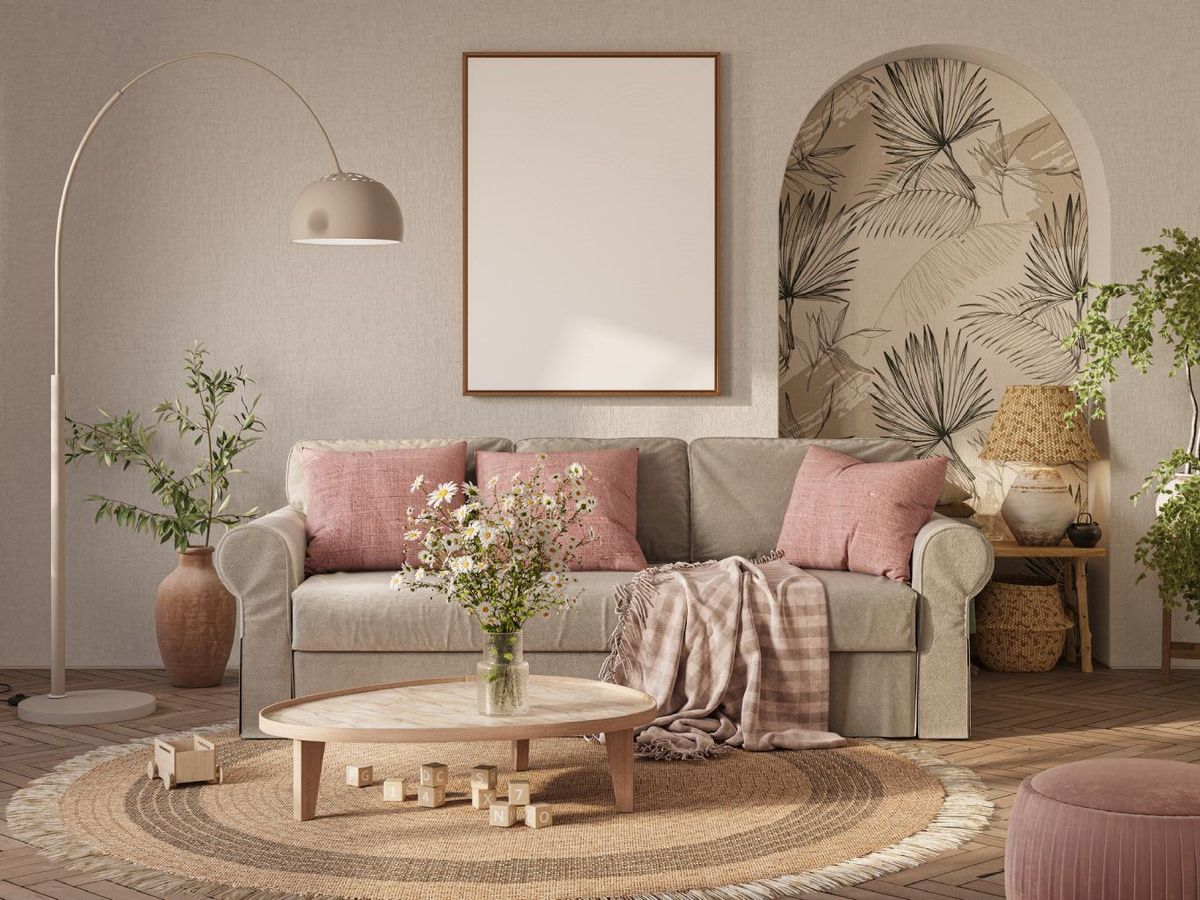 Salón romántico en beige y rosa.