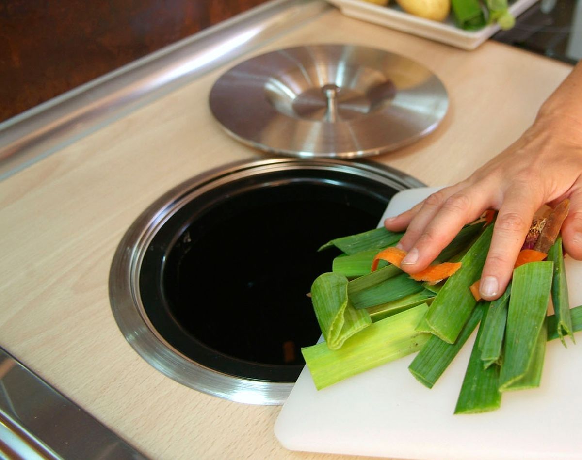 brico 0521 1 Colocacion encimera cubo basura xl