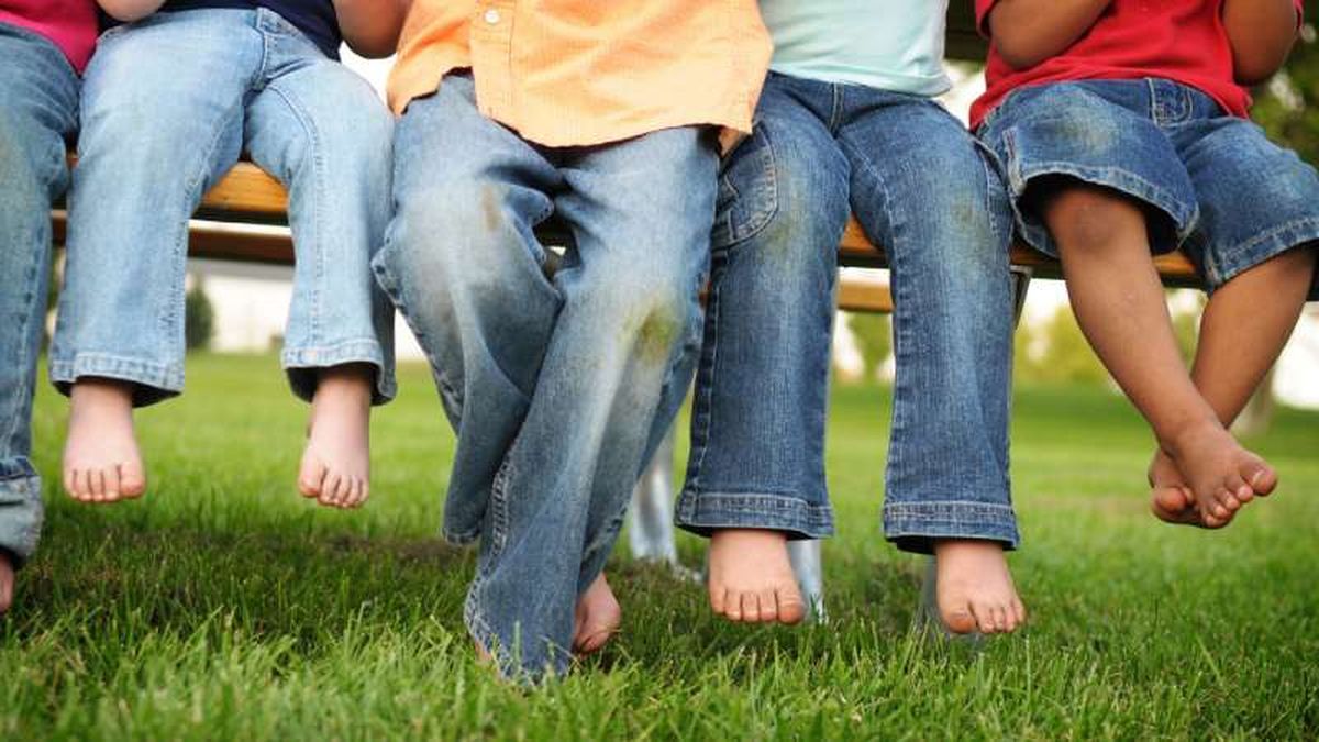 Es habitual que los niños vuelvan a casa con ropa manchada de verdín o hierba