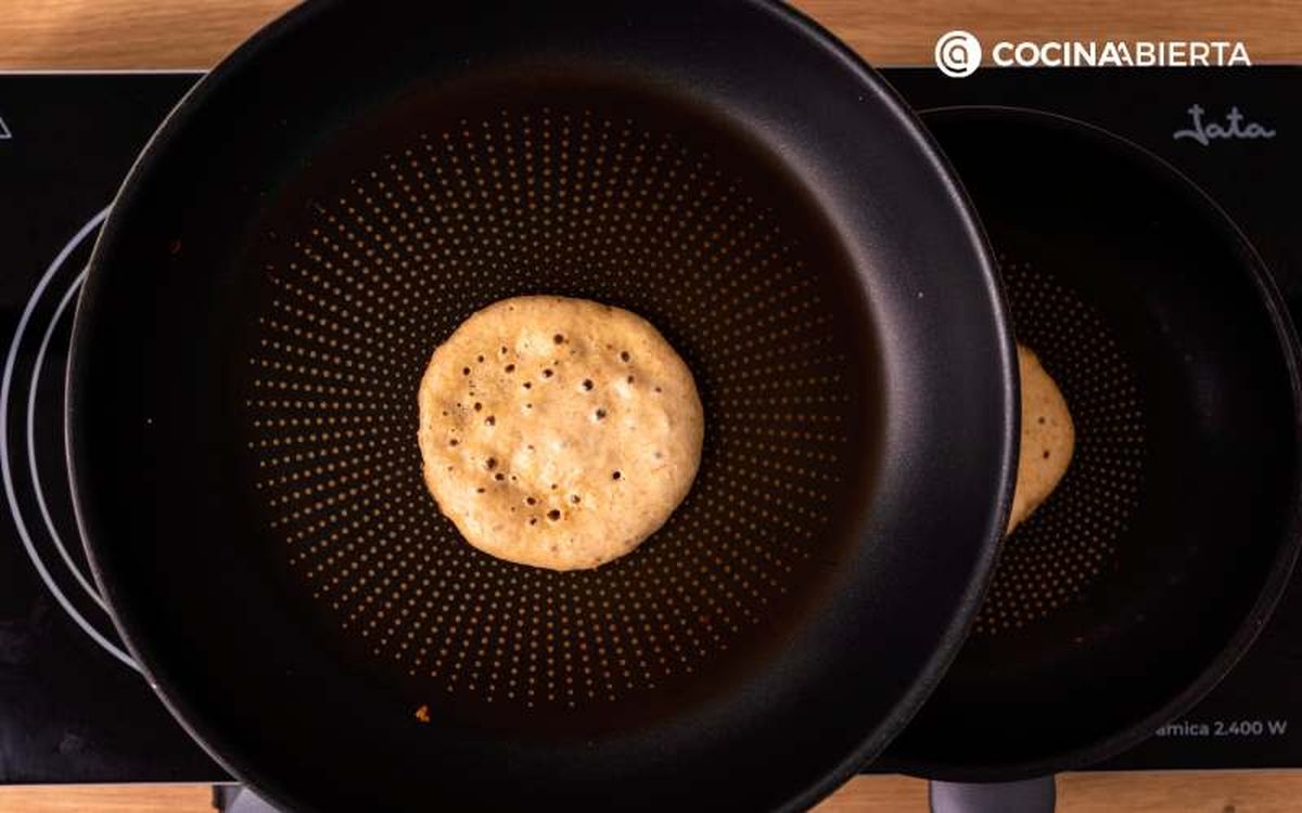 Cuando estos huecos se mantengan abiertos, es el momento darle la vuelta a las tortitas