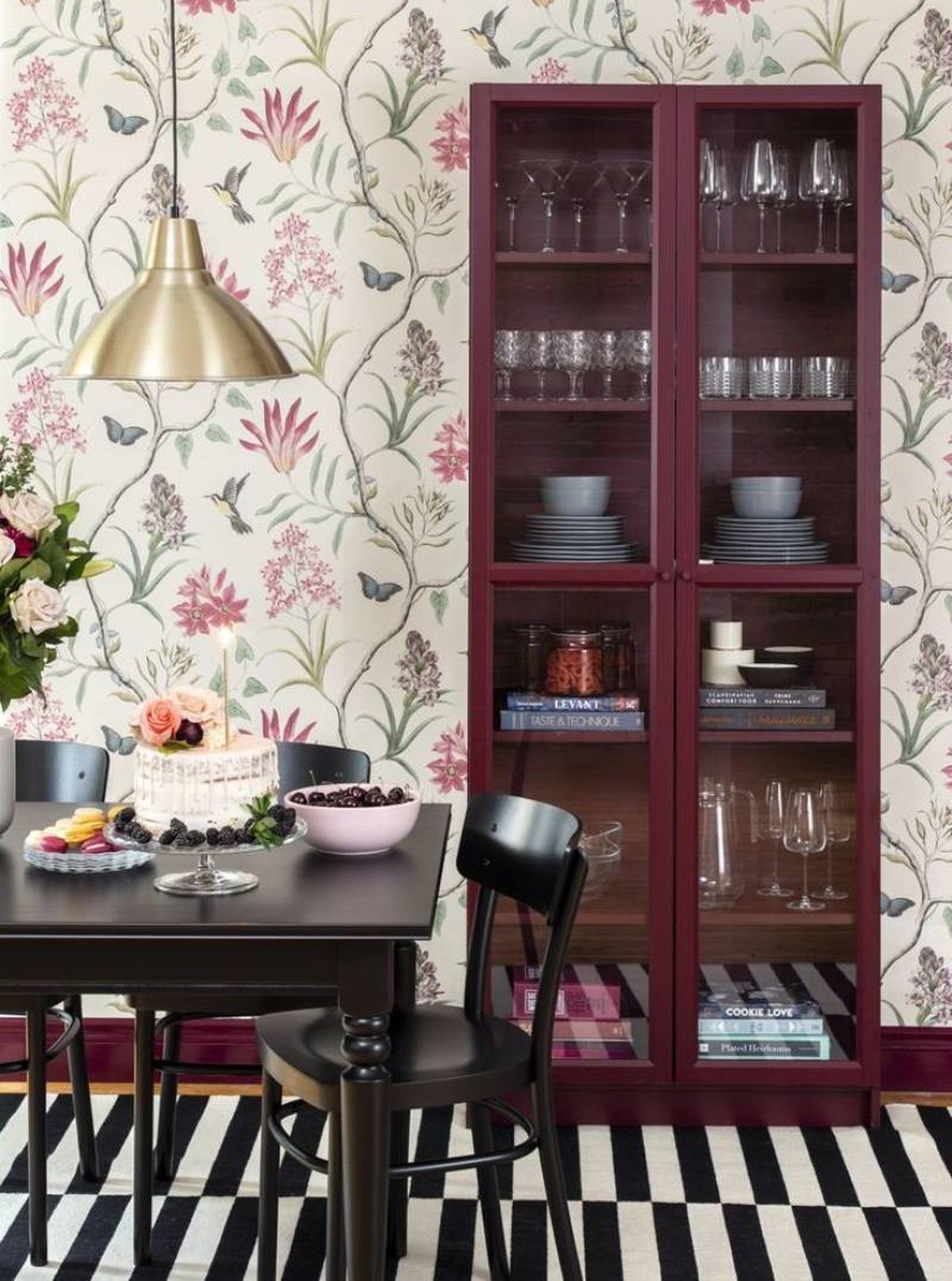 Vitrina granate en un comedor barroco.