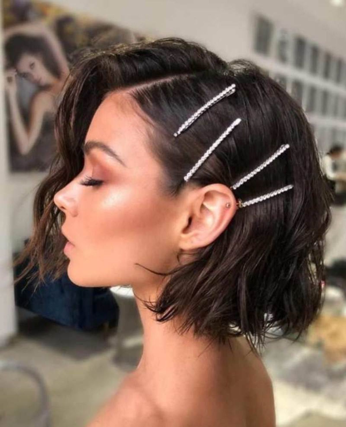 Horquillas de strass a un lado de la cabeza
