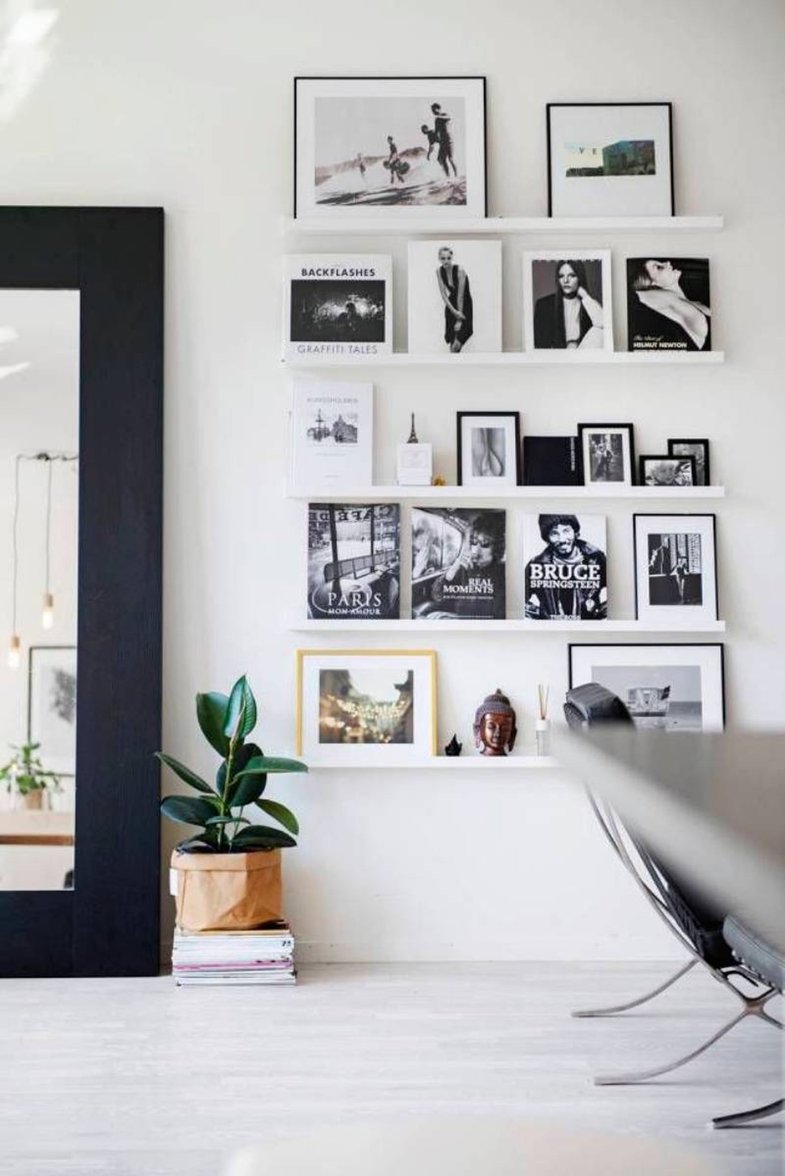 Dormitorio decorado con fotos en baldas.