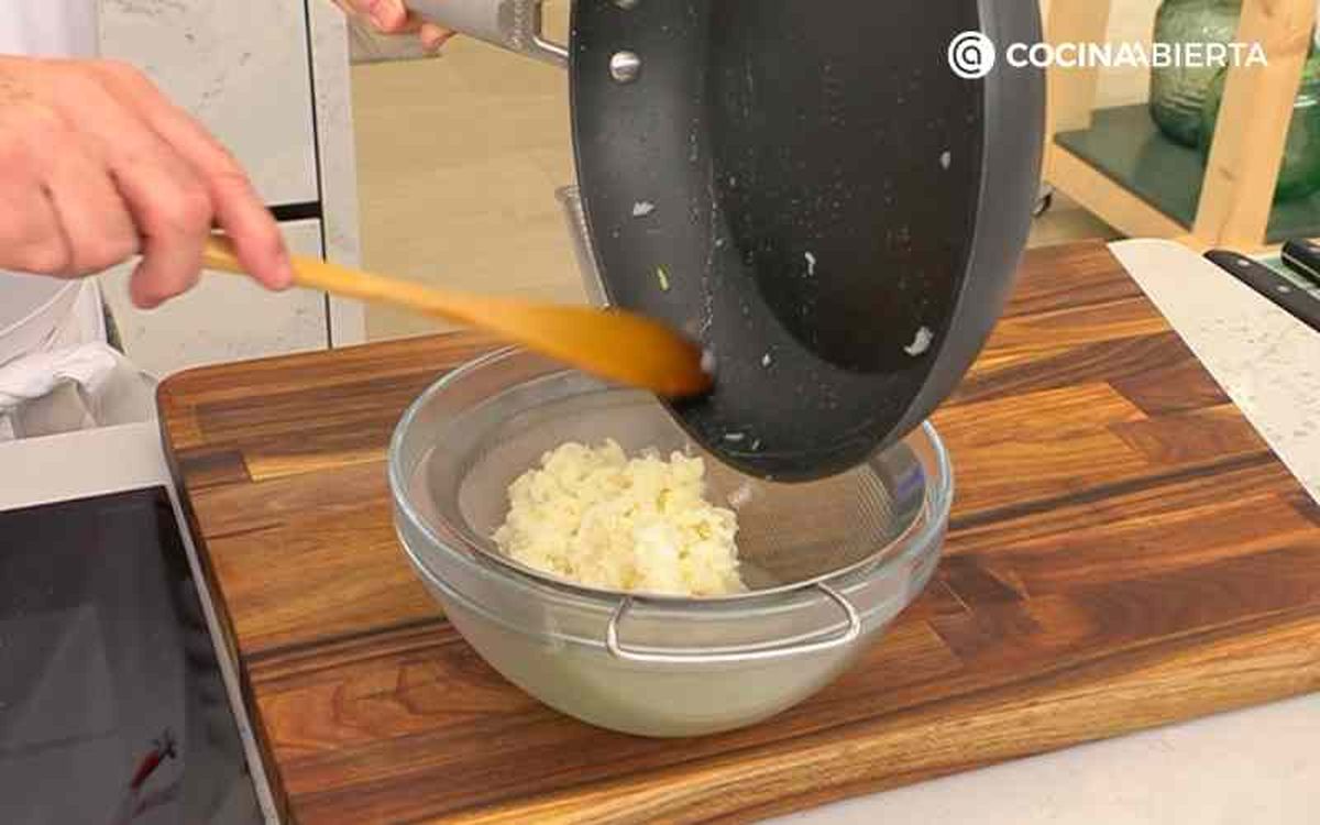 Cuela el bacalao desmigado