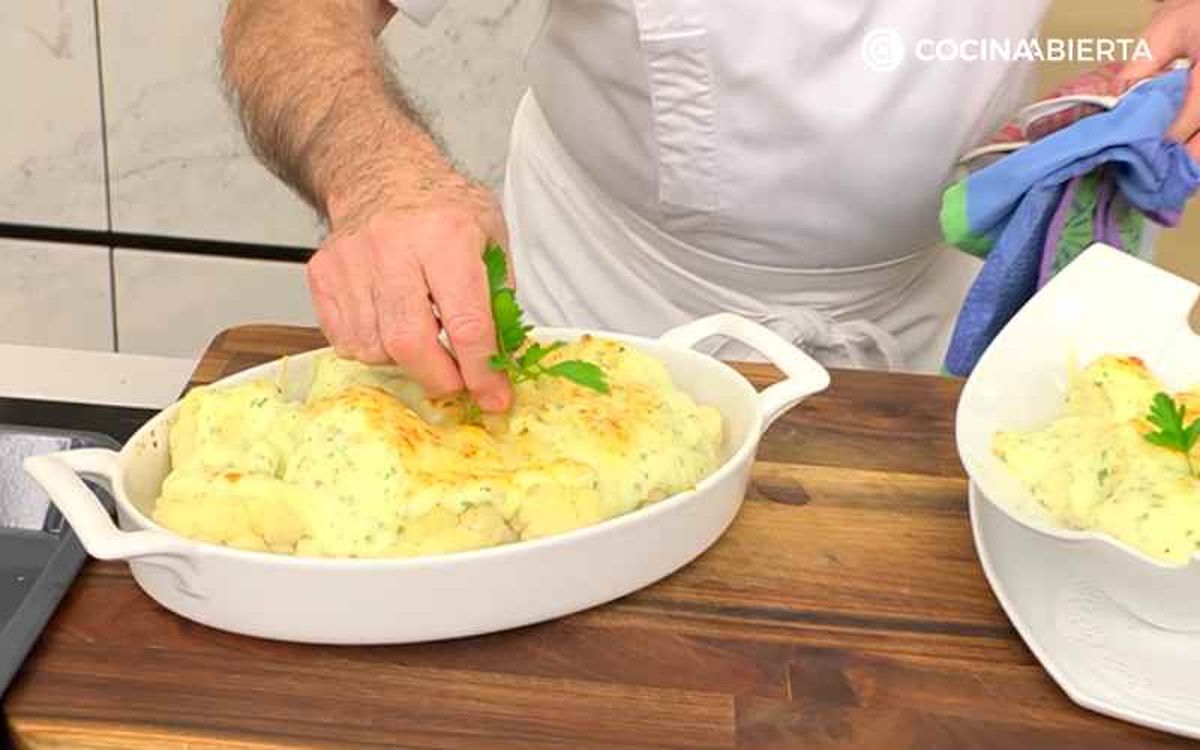 Gratina y sirve la coliflor con puré de patata y queso