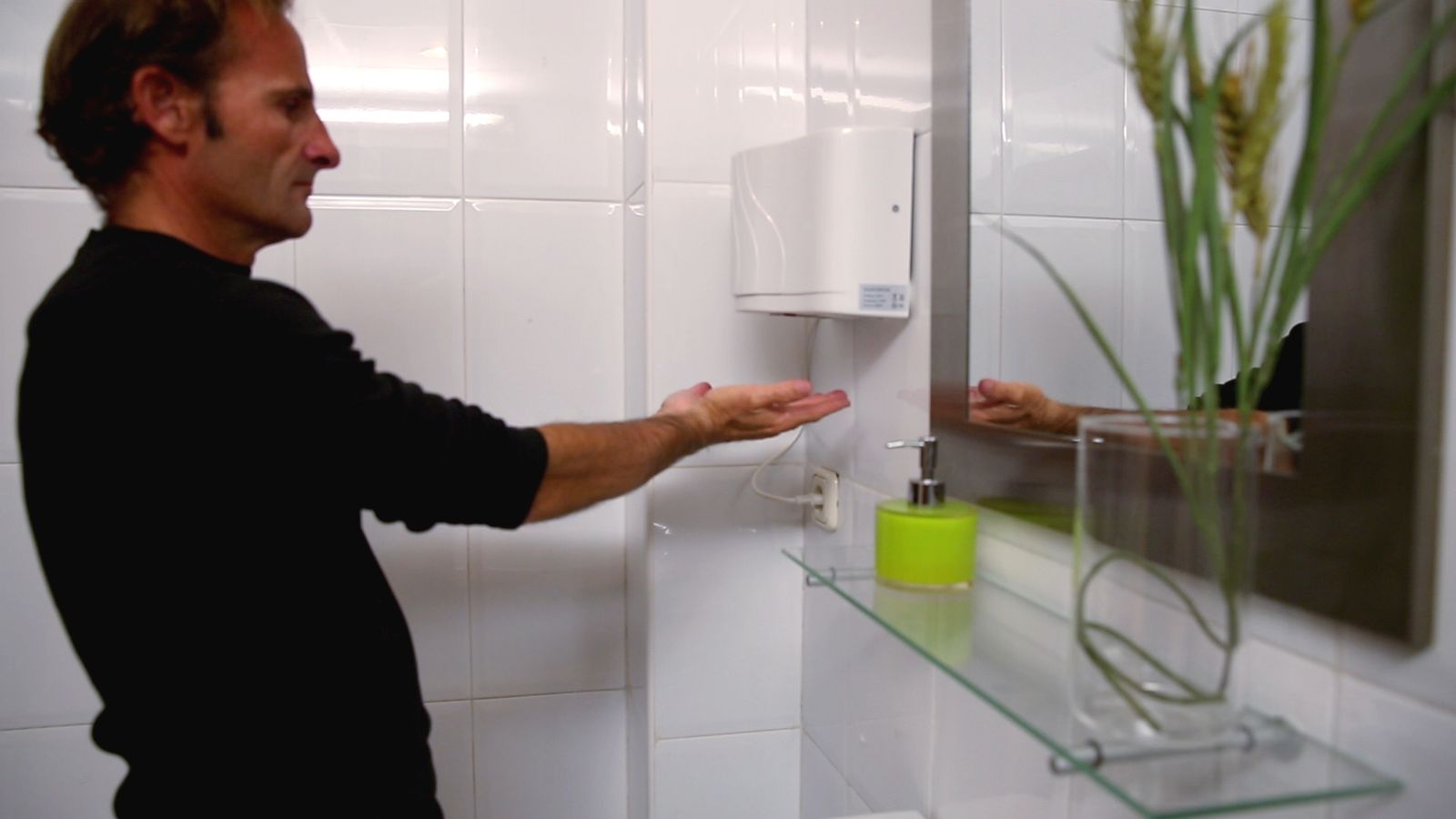 Cómo colocar un secador de manos paso 10