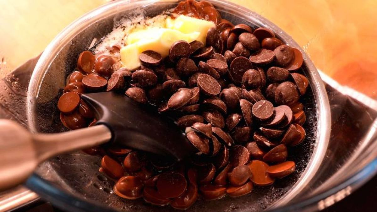 Fundir chocolate y mantequilla, el primer paso para una mousse perfecta