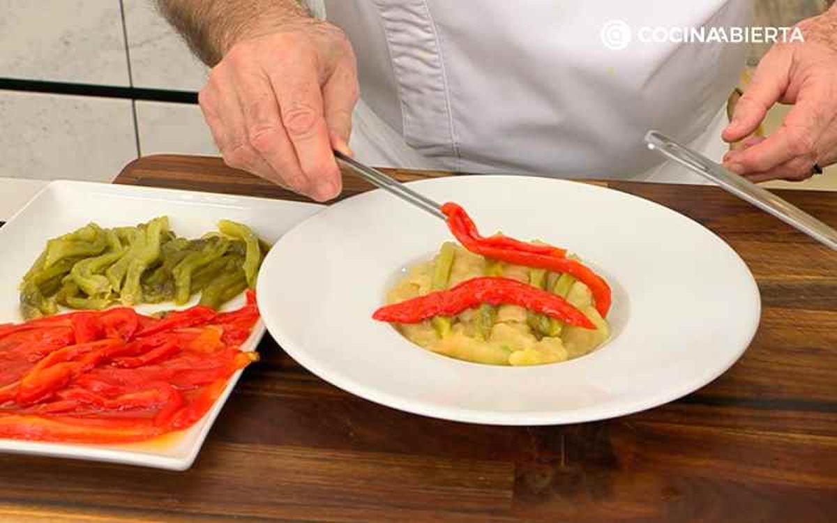 Sirve y decora el gazpacho de papa