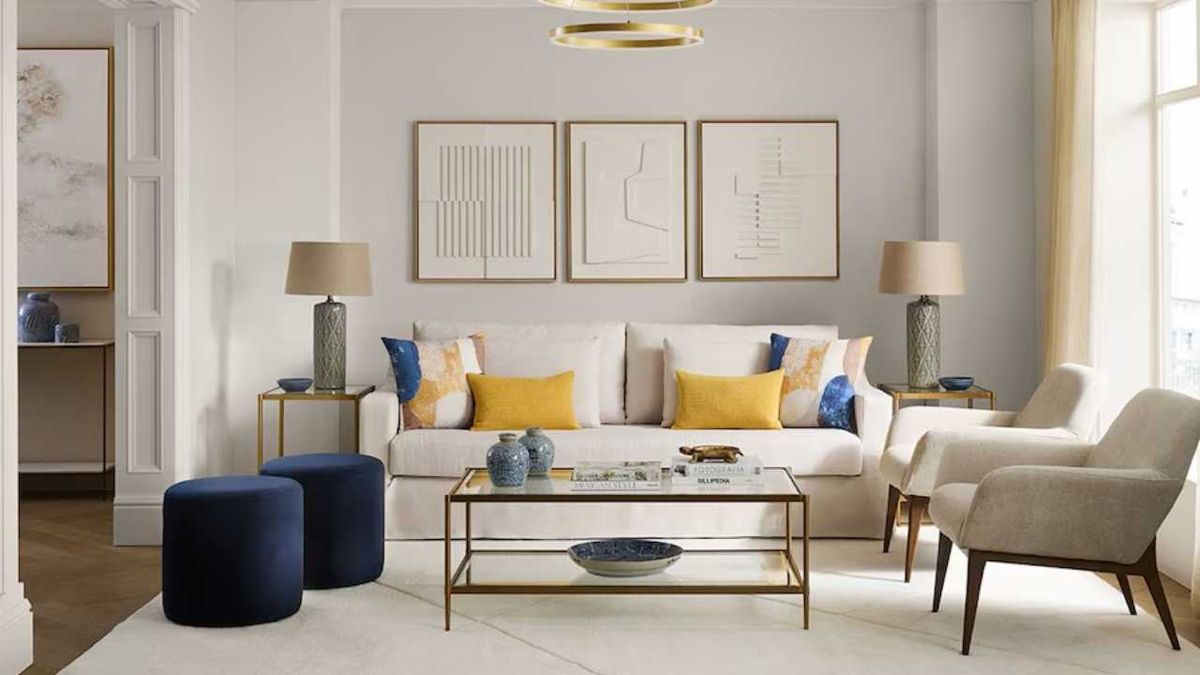 Salón elegante con butaca beige.