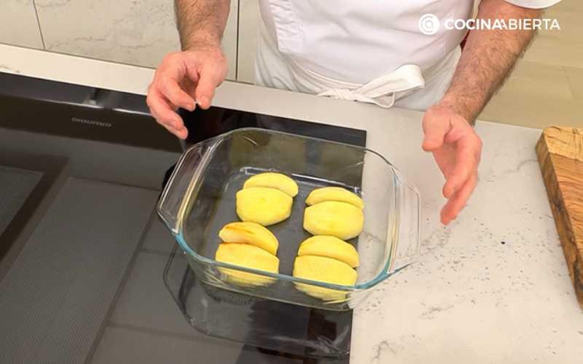 Asa las manzanas en el horno