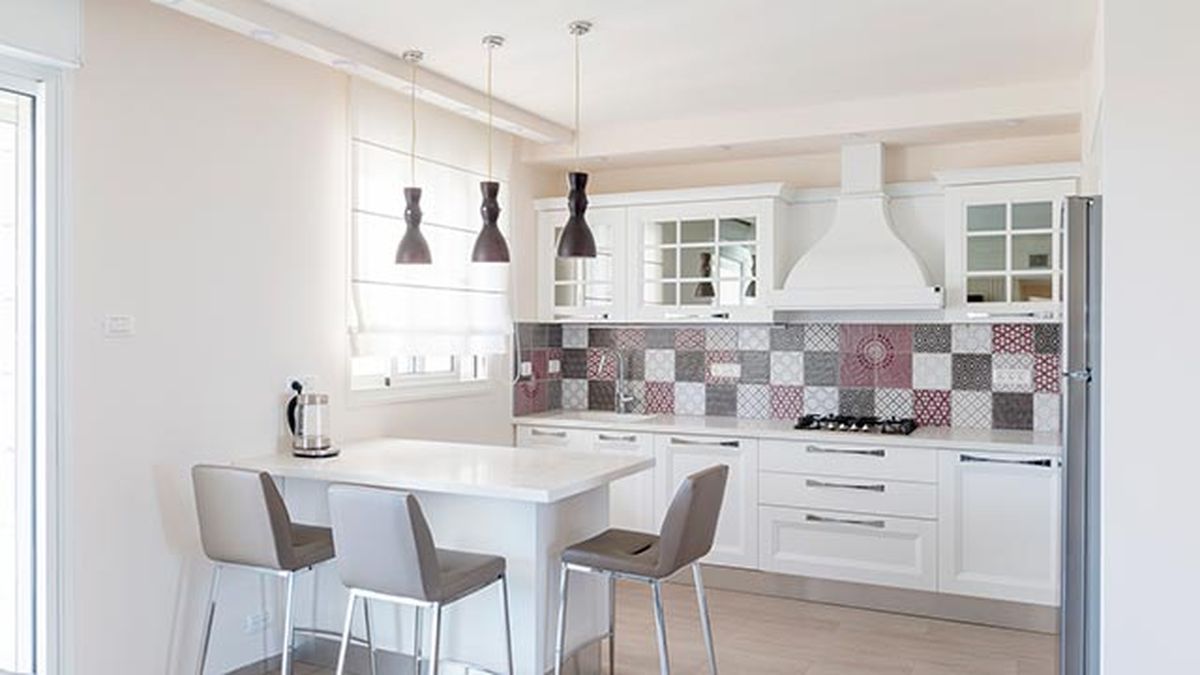 como decorar cocina blanca baldosas hidraulicas