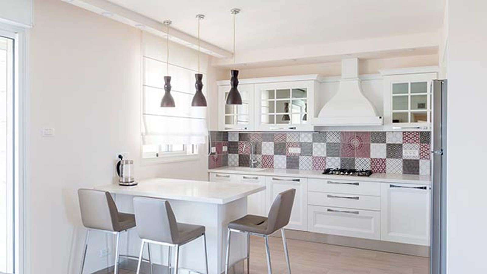 como decorar cocina blanca baldosas hidraulicas