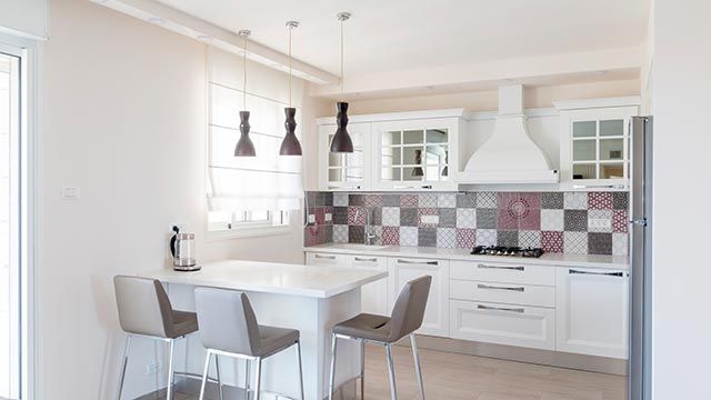 como decorar cocina blanca baldosas hidraulicas