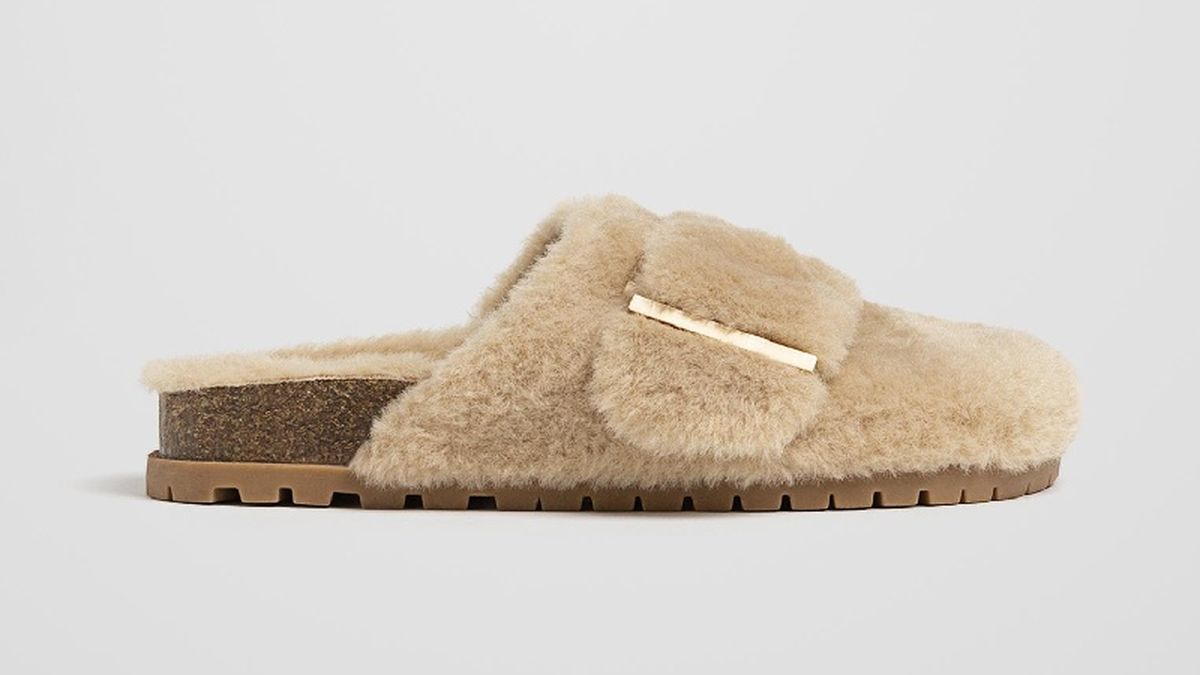 Zueco con pelo y hebilla