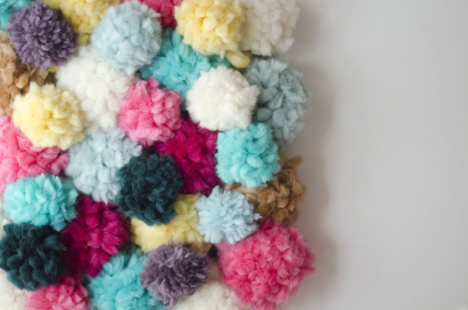 alfombra pompones DIY