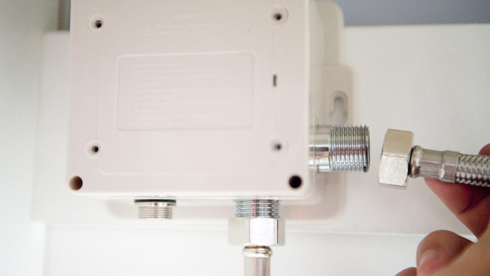 Instalar grifo automático en lavabo paso 5
