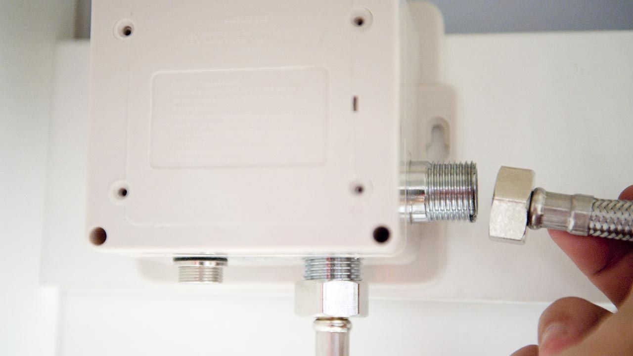 Instalar grifo automático en lavabo paso 5