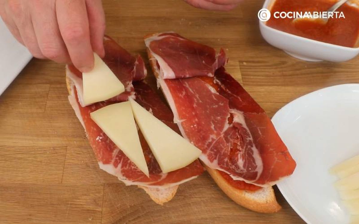 Prepara el panini de jamón de bodega y queso