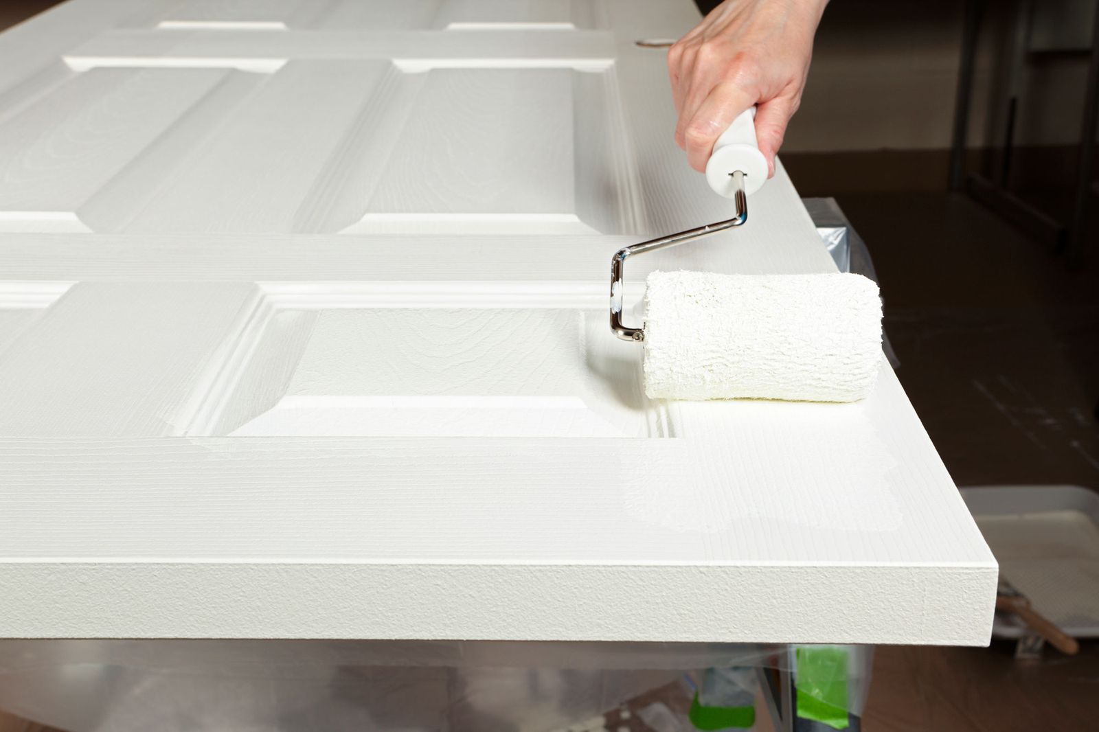 Cómo pintar una puerta con paneles