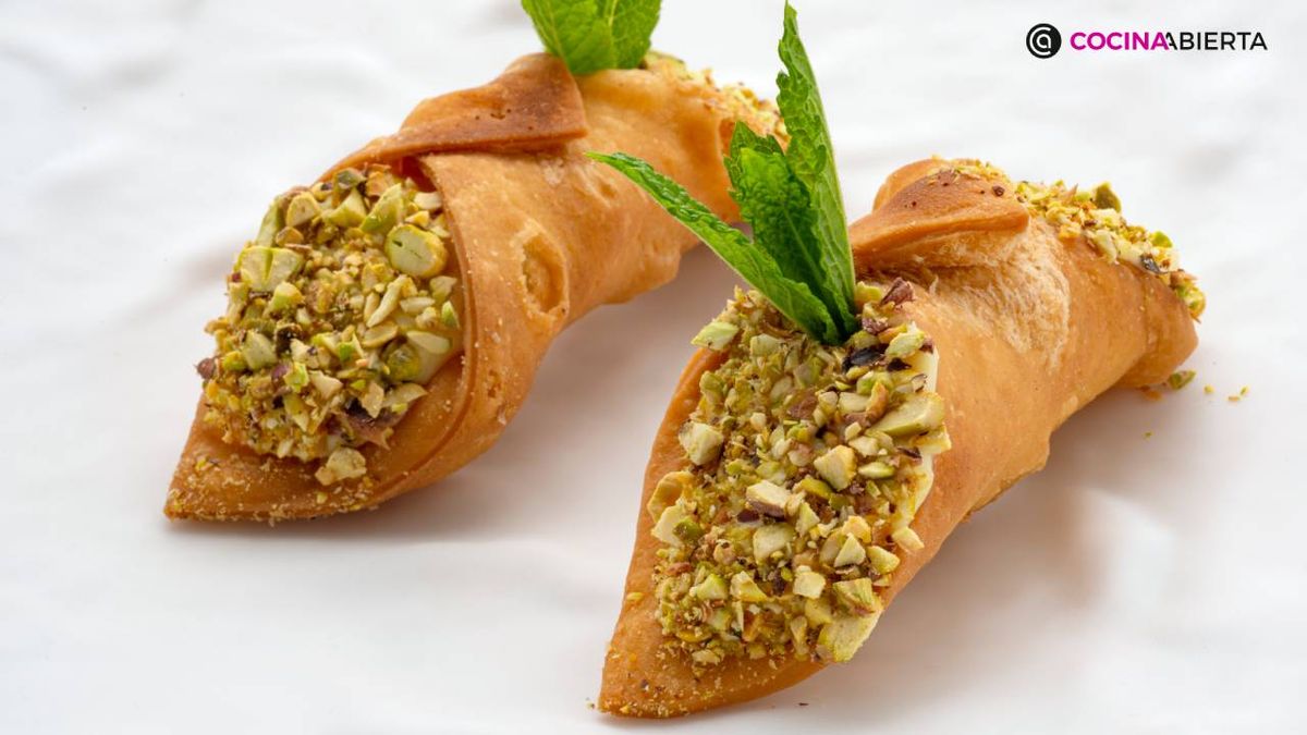 Receta de canutillos fritos con crema y pistachos