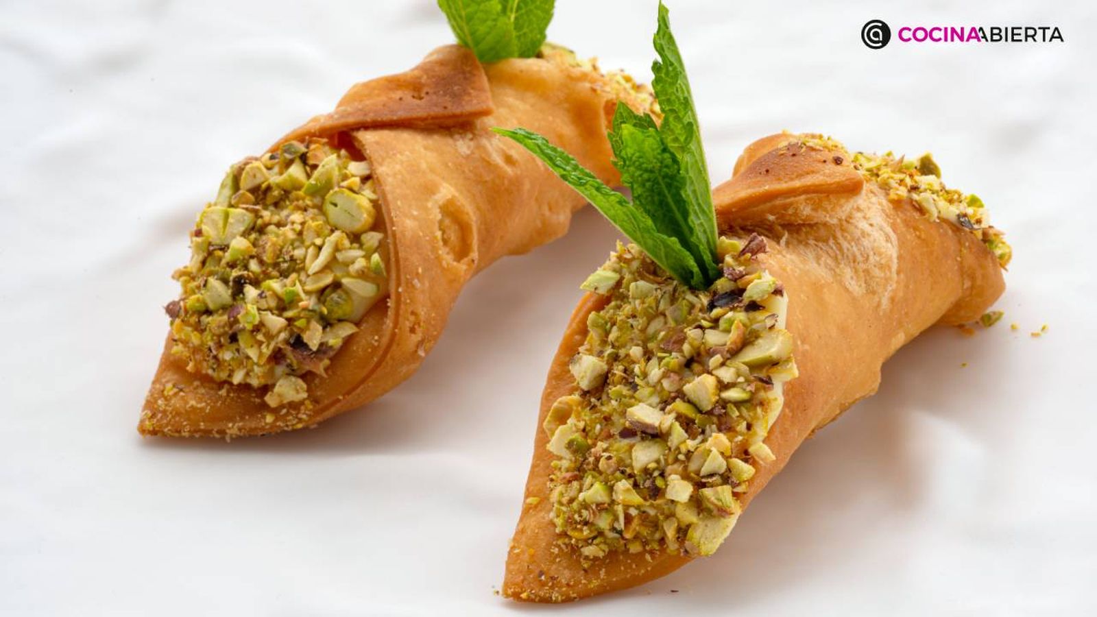 Receta de canutillos fritos con crema y pistachos
