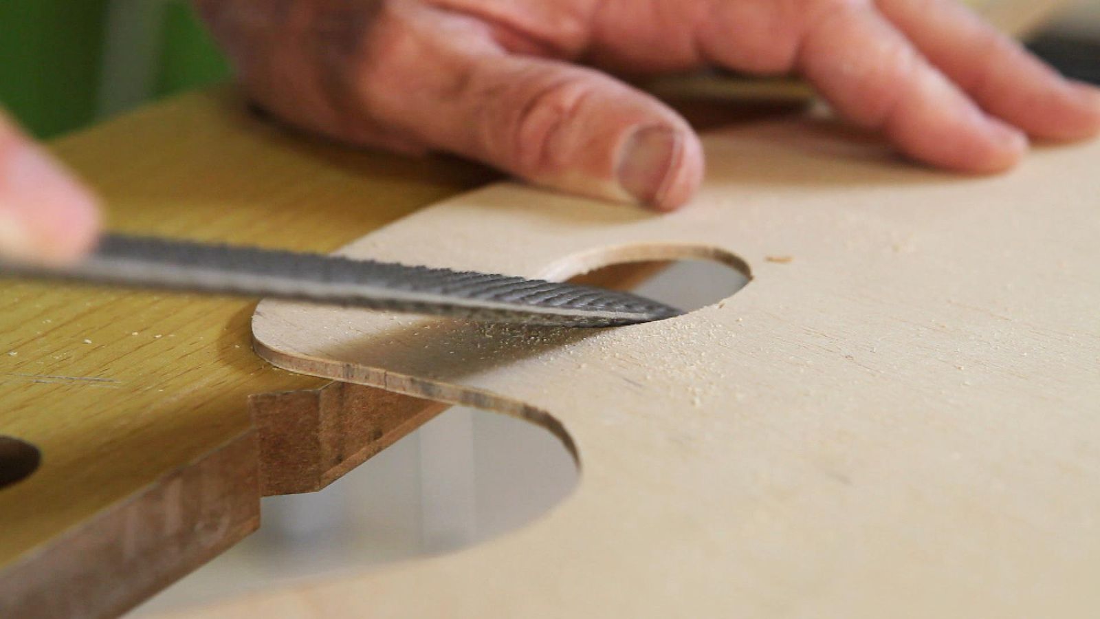 Cómo hacer una paleta de pintor paso 3