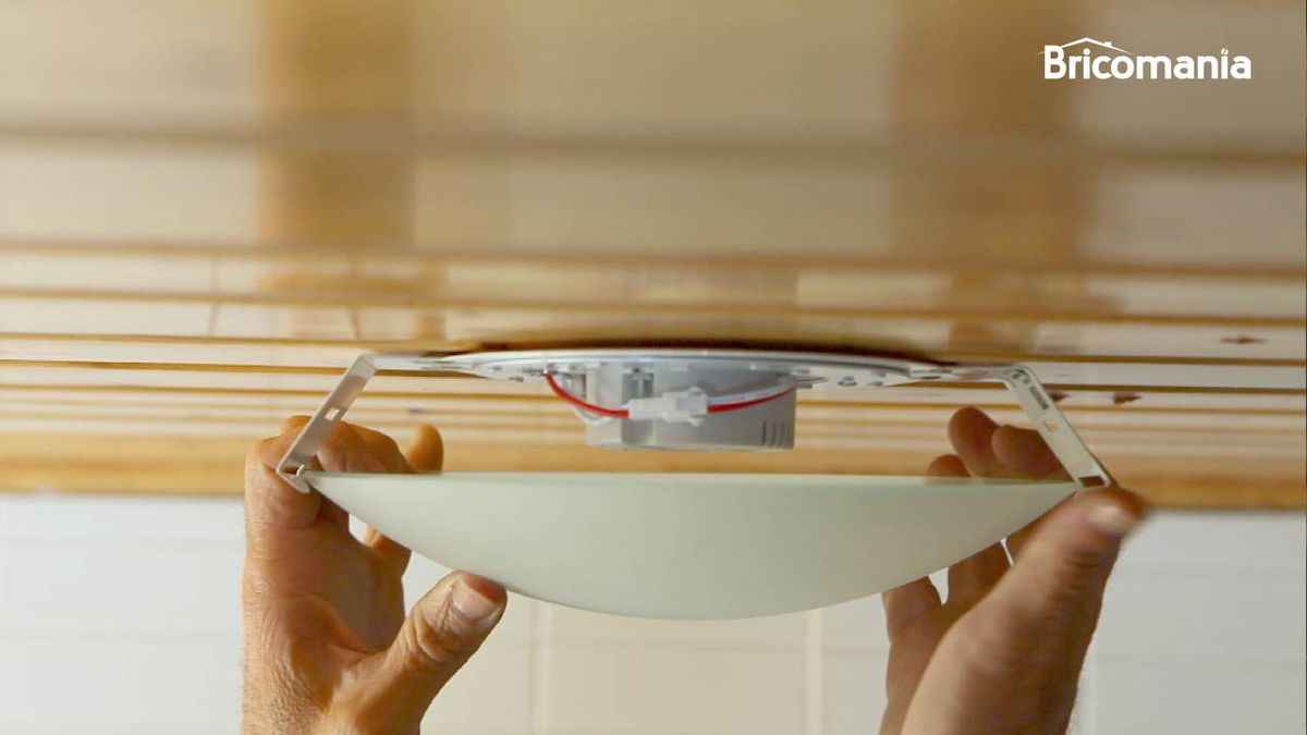 Colocando un paflón con luces LED en el techo