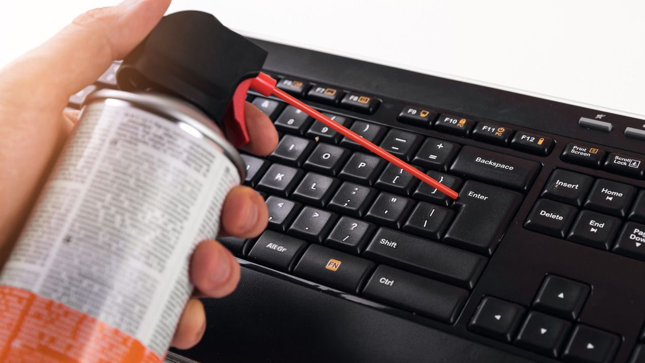 como limpiar el teclado del ordenador portatil1