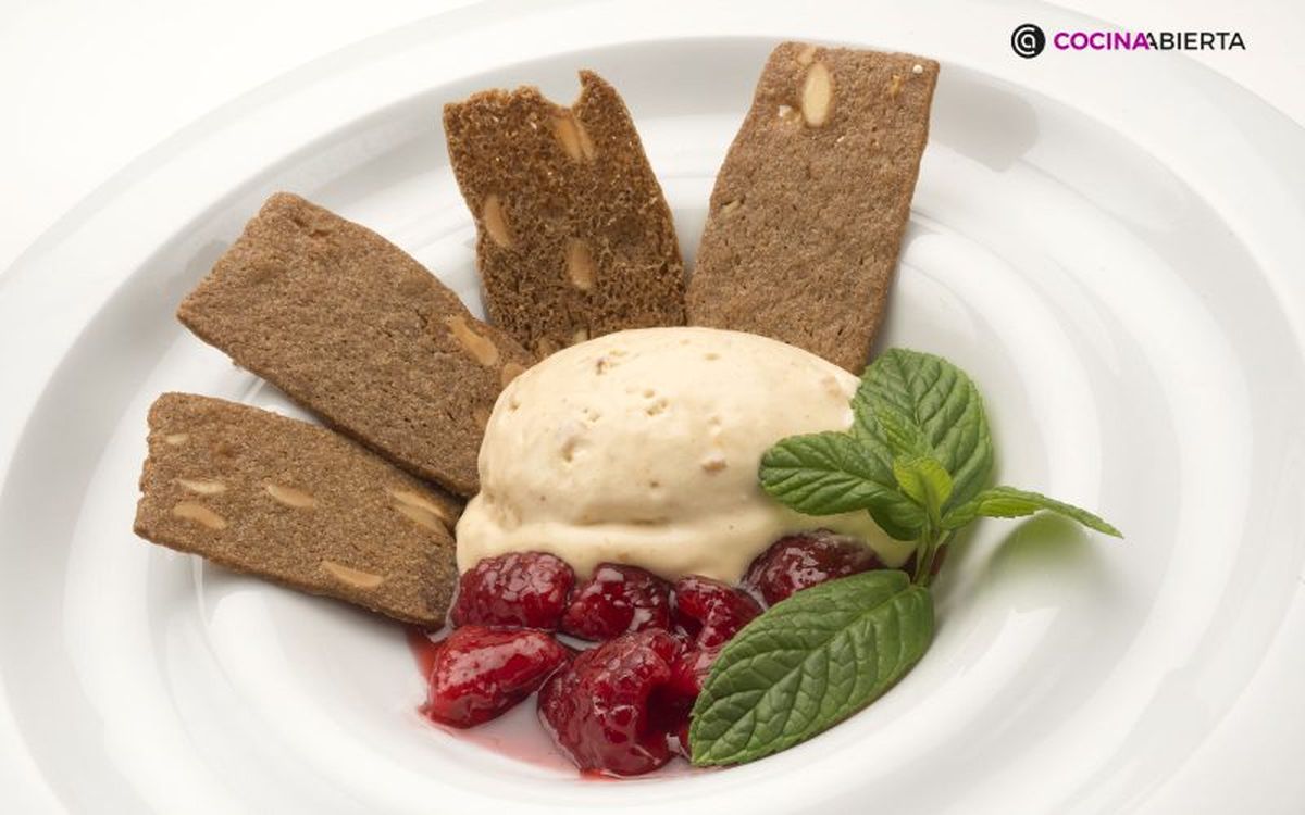 Combinamos los sabores del verano y del invierno en este helado de turrón