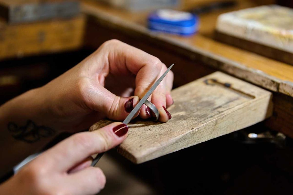 Hacer un anillo artesanal utilizando una cuchara.