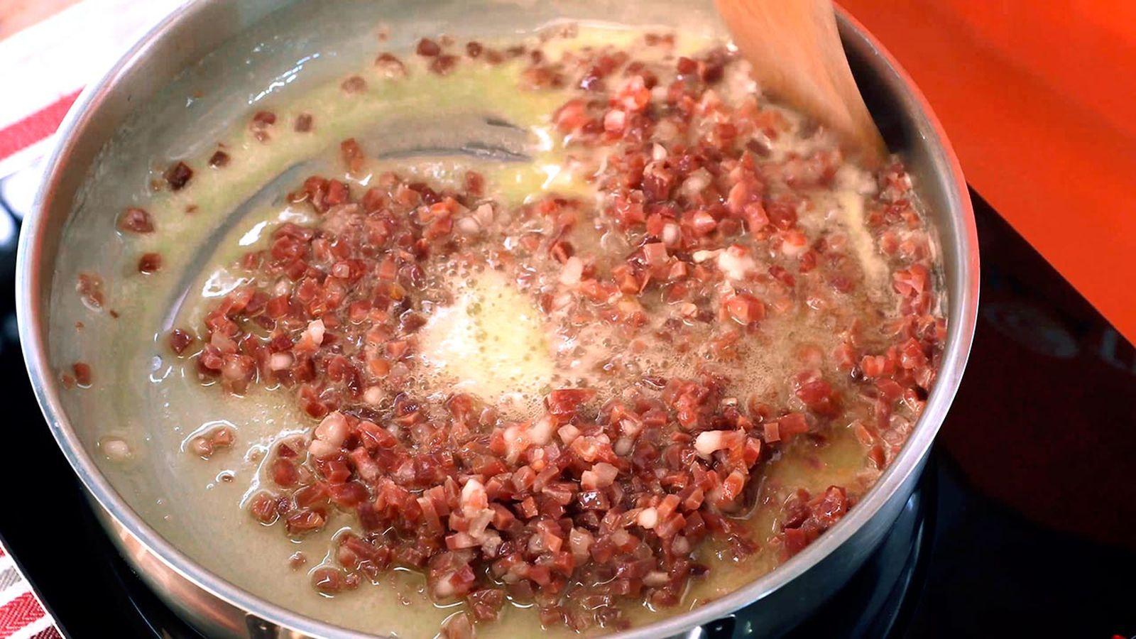 Trucos y recetas para hacer las croquetas perfectas  freír el jamón
