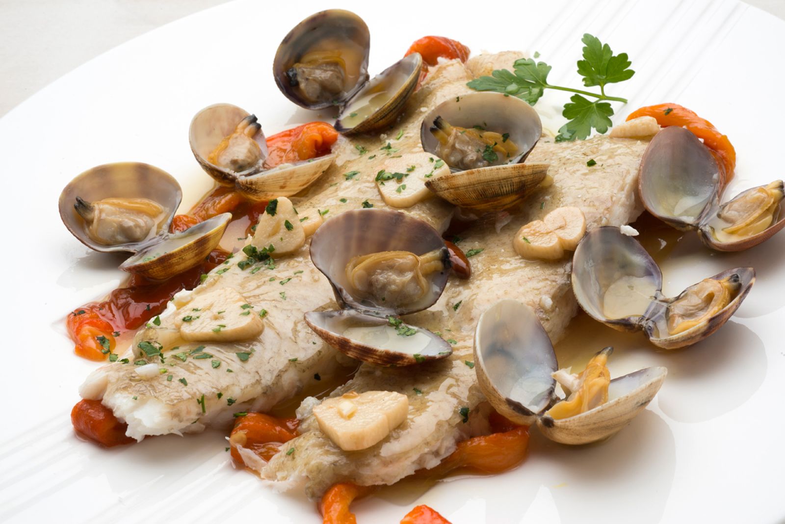 5510 1 Gallo al horno con almejas y pimientos (893) xl