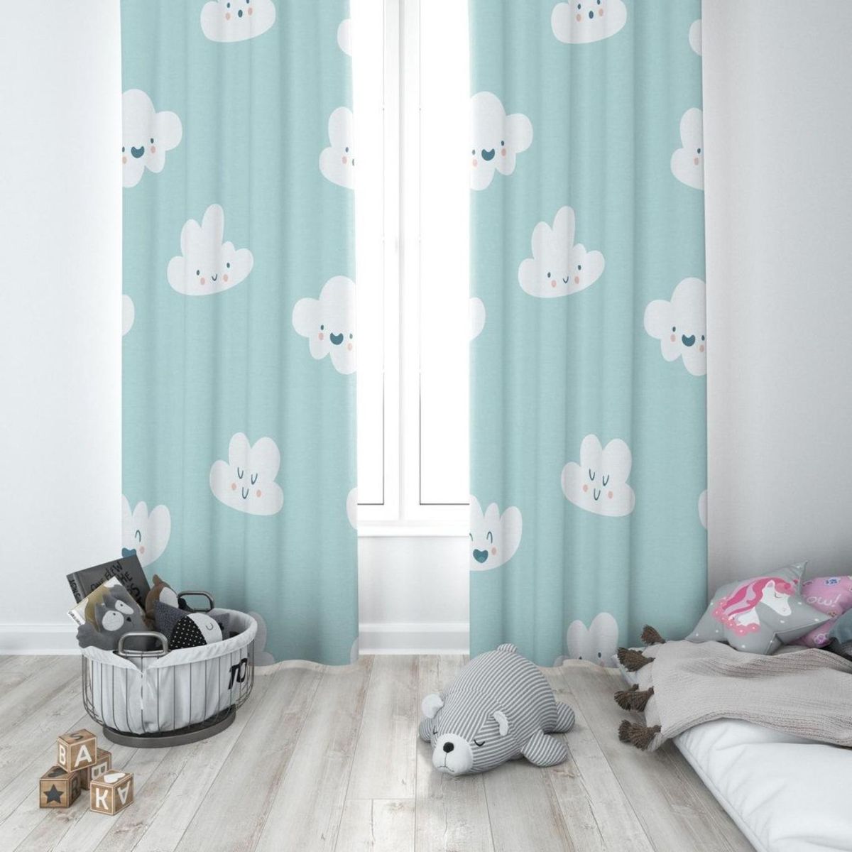 Cortinas infantiles azules con estampado de nubes sonrientes.