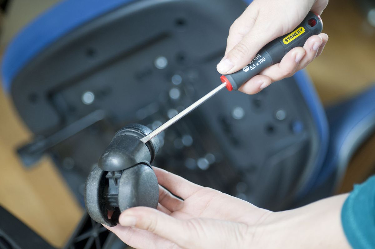 Bricomania 702 Cambiar ruedas de silla p3