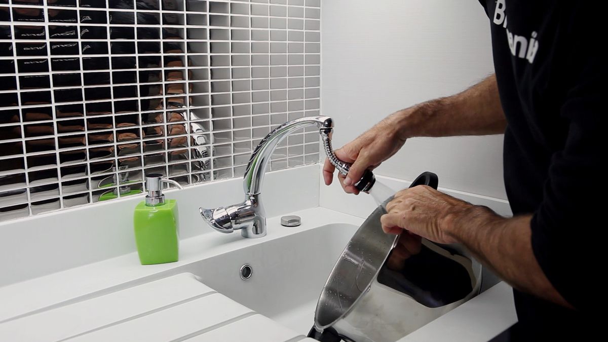 Colocar un aireador flexible para grifo de cocina paso 7