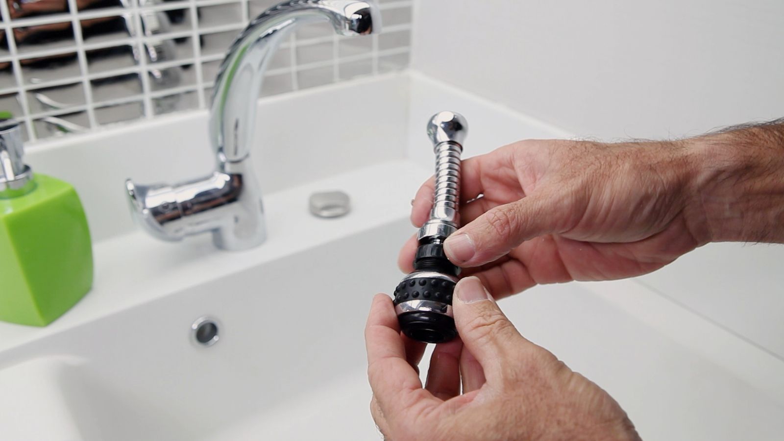 Colocar un aireador flexible para grifo de cocina paso 3