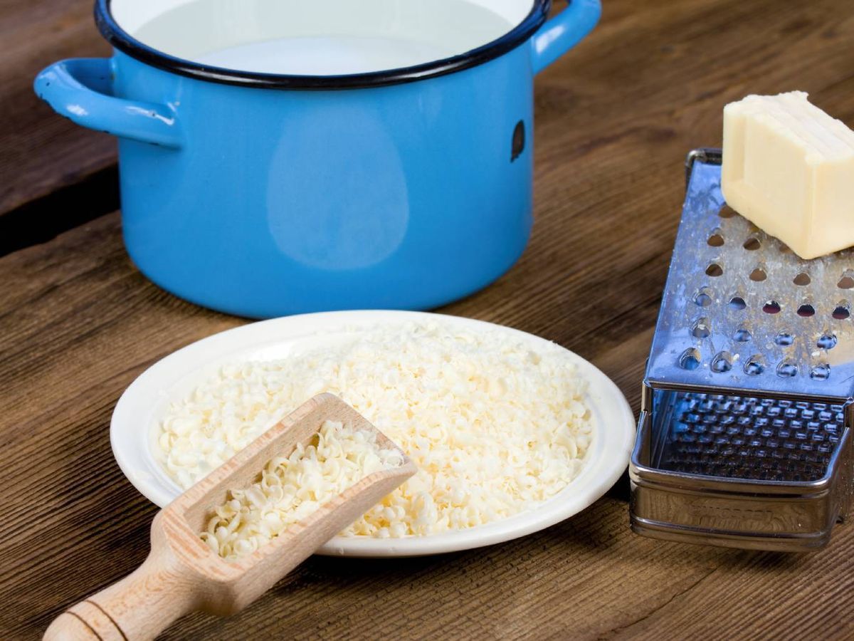 El primer paso para hacer lavavajillas casero es rallar el jabón natural.