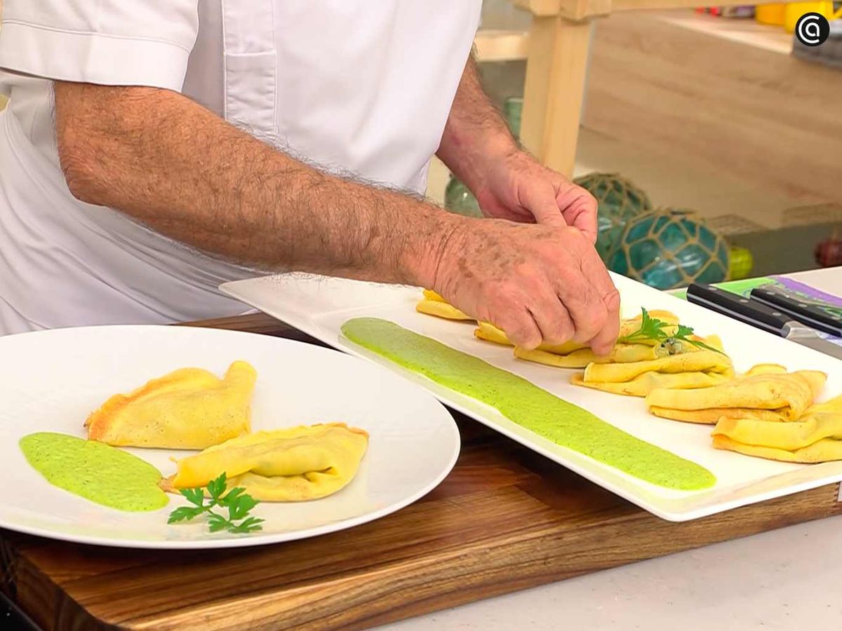 Sirve el crepe de calabacín y queso azul