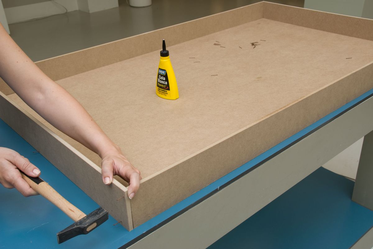 Mesa tradicional decorada con decoupage paso 3