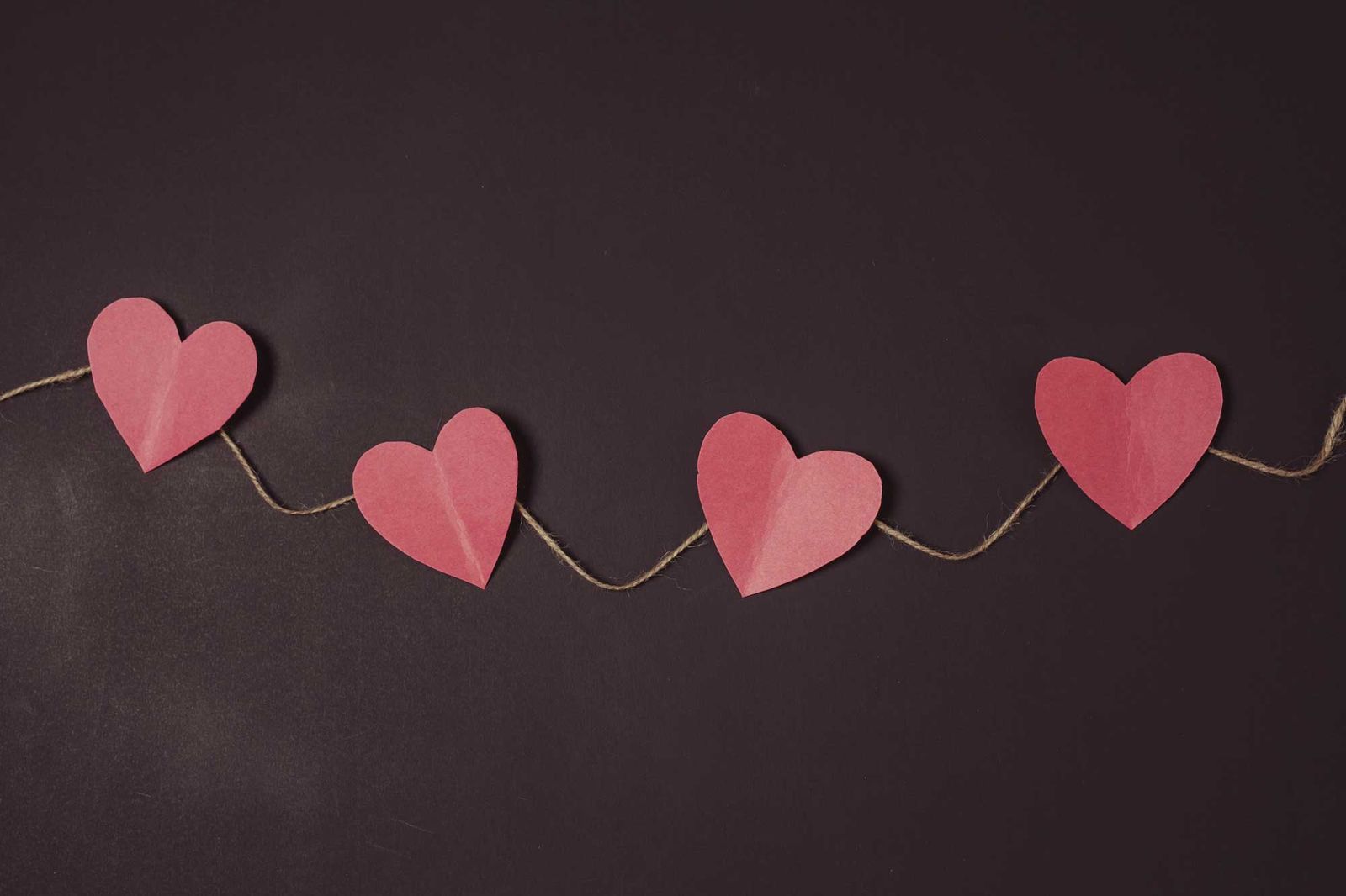 Guirnalda con corazones de cartulina