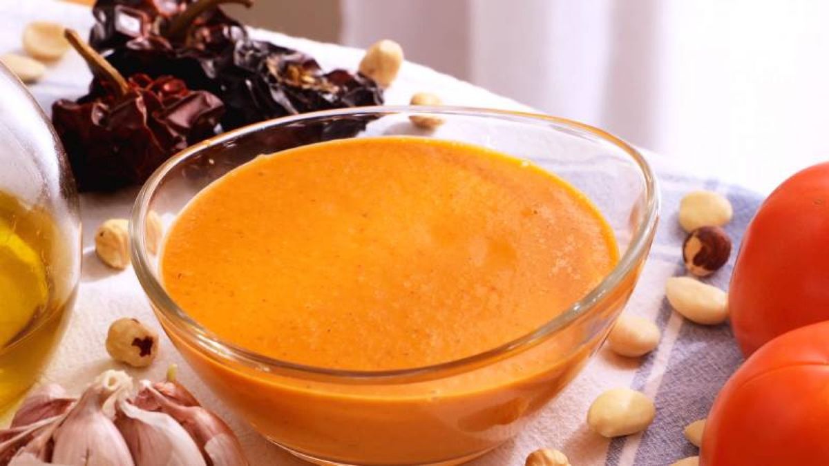 Sirve la salsa en un bol transparente para apreciar su textura